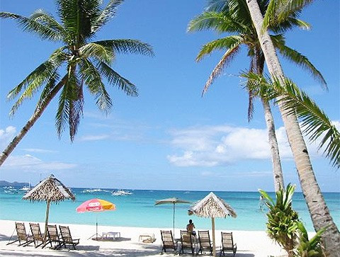 Với chiều dài chỉ khoảng 7 km, bạn có thể lượn dọc bờ biển Boracay, Philippines, bằng xe đạp hoặc xe máy. Bãi tắm Yapak nổi tiếng với những vỏ sò màu trắng, bãi Balinghai hoàn hảo cho các đôi tận hưởng tuần trăng mật.