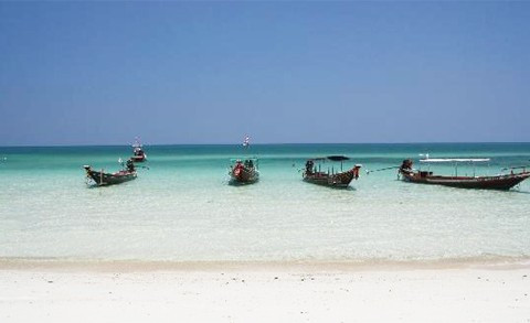 Mỗi tháng vào dịp trăng tròn, hàng nghìn người dự các bữa tiệc thâu đêm ở bãi biển Ko Phangan của Thái Lan. Hòn đảo xinh đẹp cùng những bãi cát trắng trải dài và những hàng dừa xanh cũng là nơi bạn có thể thực sự thư giãn.