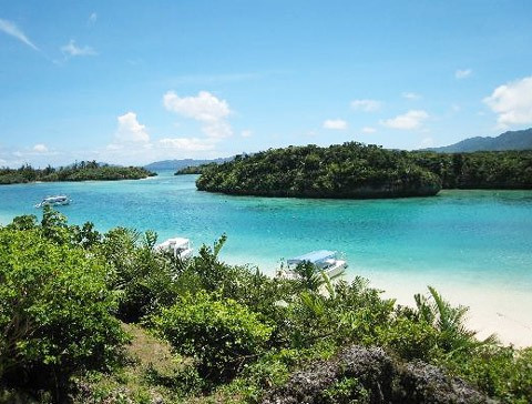 Đảo Ishigaki, Nhật, được bao quanh bằng làn nước trong veo màu xanh ngọc. Đừng chỉ ngồi đó ngắm, hãy lên những chiếc thuyền có đáy bằng kính và ngắm nhìn cá bơi lội trên những rặng san hô.