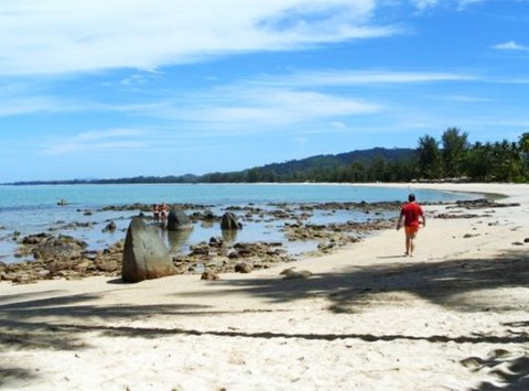 Cách Phuket chỉ 80 km về phía bắc, Khao Lak gần như bị quét sạch trong trận sóng thần năm 2004. Bạn có thể thưởng thức không khí biển cả yên tĩnh và các hoạt động phù hợp cho cả gia đình.