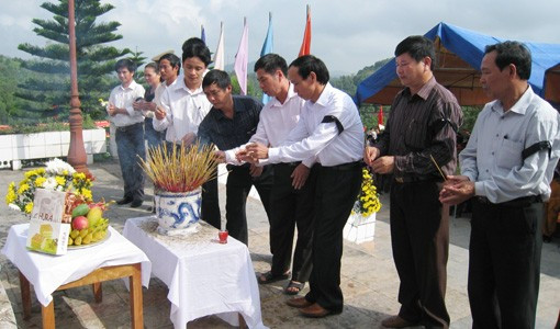 Lãnh đạo tỉnh dâng hương Đông đảo nhân dân địa phương đến dâng hương