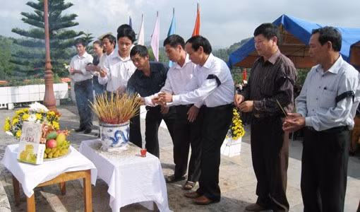 Lãnh đạo tỉnh dâng hương Đông đảo nhân dân địa phương đến dâng hương