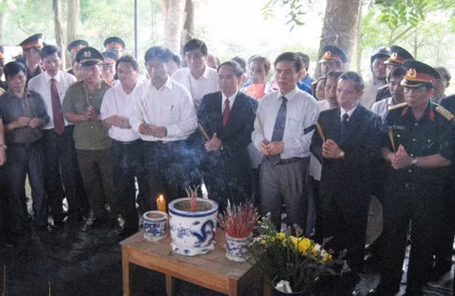 Lễ dâng hương tại nghĩa trang liệt sỹ Nầm (Hương Sơn)
