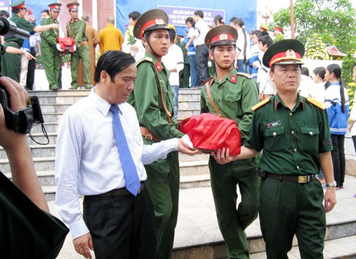 Bí thư Tỉnh uỷ tỉnh Hà Tĩnh Nguyễn Thanh Bình và Đại tá Trần Văn Minh - Phó Cục trưởng Cục Chính sách (Bộ Quốc phòng) làm lễ di dời, an táng hài cốt các liệt sỹ