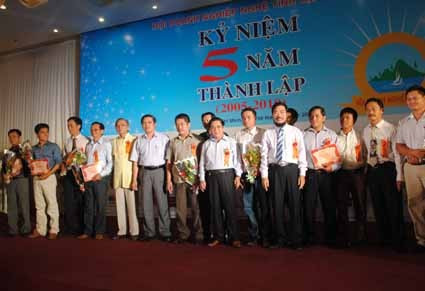 Phó chủ tịch HĐND tỉnh Hà Tĩnh Thiều Đình Duy chụp ảnh lưu niệm với các thành viên Hội DN Nghệ Tĩnh tại TPHCM nhân kỷ niệm 5 năm ngày thành lập Hội (2005 - 2010)