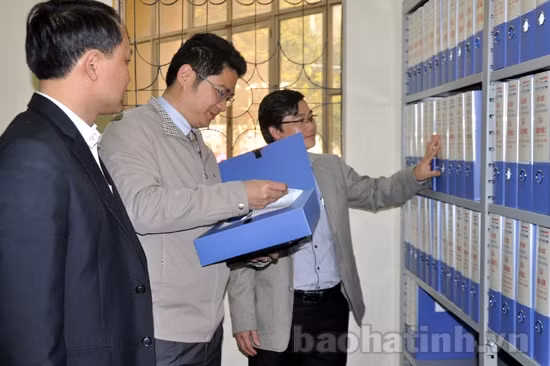 Khách hàng tham quan phòng lưu trữ hồ sơ của Điện lực TP. Hà Tĩnh