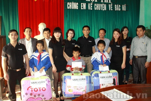 Máy tính Vạn Xuân tặng quà học sinh nghèo học giỏi ảnh 1