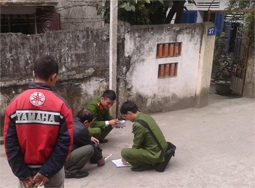 Công an khám nghiệm hiện trường xảy ra vụ nổ súng tối 20/1.