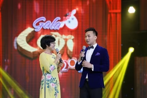 Ba cây hài miền Bắc Quang Thắng, Vân Dung và NSUT Tự Long trong tiểu phẩm Đặt tên cho con, kể về ông chồng (Quang Thắng) phong kiến, nằng nặc đòi vợ đẻ con trai khi nhà đã có tới 6 đứa con gái. Các nghệ sĩ hài miền Nam trong tiểu phẩm Người tốt còn sót lại. Các diễn viên của nhà hát Tuổi Trẻ là Bá Anh (giữa), Diễm Hương, Duy Nam trong tiểu phẩm Trái xanh phê phán tình trạng "sống thử" mà một số bạn trẻ mong muốn trải nghiệm mà không lường trước những hậu quả họ có thể gặp phải. MC Thảo Vân và diễn viên Thành Trung dẫn chương trình NSƯT Tự Long và NSND Hồng Vân Nam ca sĩ Quang Linh Dàn diễn viên hài ra mắt khán giả