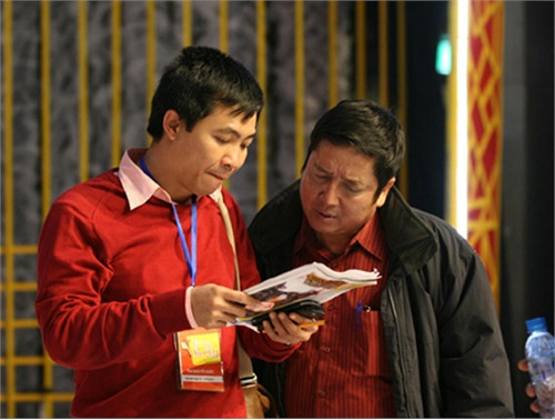 Tổng đạo diễn chương trình Táo quân- NSƯT Đỗ Thanh Hải trong quá trình tập với NSƯT Chí Trung Tổng đạo diễn chương trình Táo quân- NSƯT Đỗ Thanh Hải trong quá trình tập với NSƯT Chí Trung