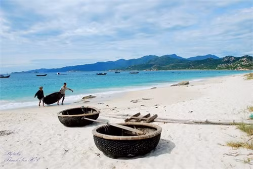 Ghé thăm làng chài vào buổi sáng sớm để tận mắt trải nghiệm khung cảnh nhộn nhịp của các ngư dân.