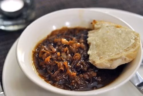 Súp hành tây kiểu Pháp được làm khá đơn giản nhưng lại dễ dàng "đánh gục" các thực khách khó tính trên thế giới. Có nhiều cách để chế biến món này, nhưng nhanh và dễ nhất là hành tây thái nhỏ, xào rồi cho rượu vang vào đến khi hành chín mềm là được. Lúc ăn, bỏ một ít bánh mì lên trên súp, dùng trong ngày lạnh là tuyệt nhất.