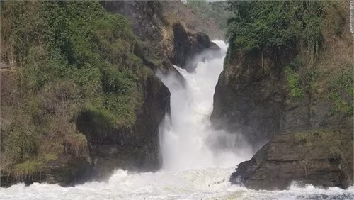 Đường mòn Baker Historical Trail kéo dài từ Sudan tới Uganda (khoảng 805 km). Du khách chinh phục được tuyến đường này sẽ được tham quan hồ Albert và thác Murchison.