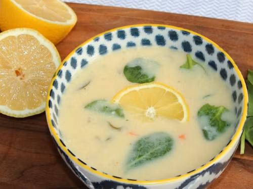 Súp gà chanh là món không thể bỏ qua khi đến Hy Lạp. Với thành phần gồm gà tây, gạo, chanh, trứng, món ăn này được người Hy Lạp dùng như một món nước sốt ăn chung với các loại rau củ hoặc món hầm.