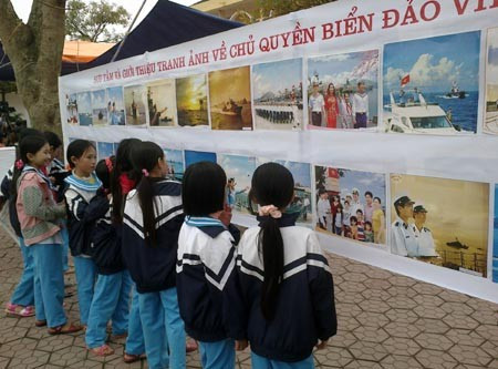 Học sinh trường tiểu học Thạch lạc thi vẽ về chủ đề biển đão Việt Nam