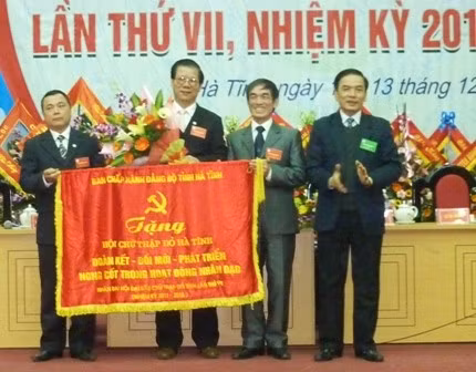 Phó Bí thư Thường trực Đinh Xuân Việt trao bức trướng của BCH Đảng bộ tỉnh cho Hội CTĐ tỉnh. Phó Bí thư Thường trực Đinh Xuân Việt trao bức trướng của BCH Đảng bộ tỉnh cho Hội CTĐ tỉnh.