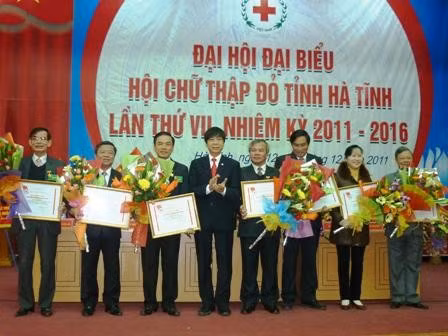 Tổng thư ký Hội CTĐ Việt Nam Đoàn Văn Thái đã trao tặng Kỷ niệm chương vì Sự nghiệp CTĐ VN cho các đồng chí đã có thành tích xuất sắc trong hoạt động CTĐ. Tổng thư ký Hội CTĐ Việt Nam Đoàn Văn Thái đã trao tặng Kỷ niệm chương vì Sự nghiệp CTĐ VN cho các đồng chí đã có thành tích xuất sắc trong hoạt động CTĐ.