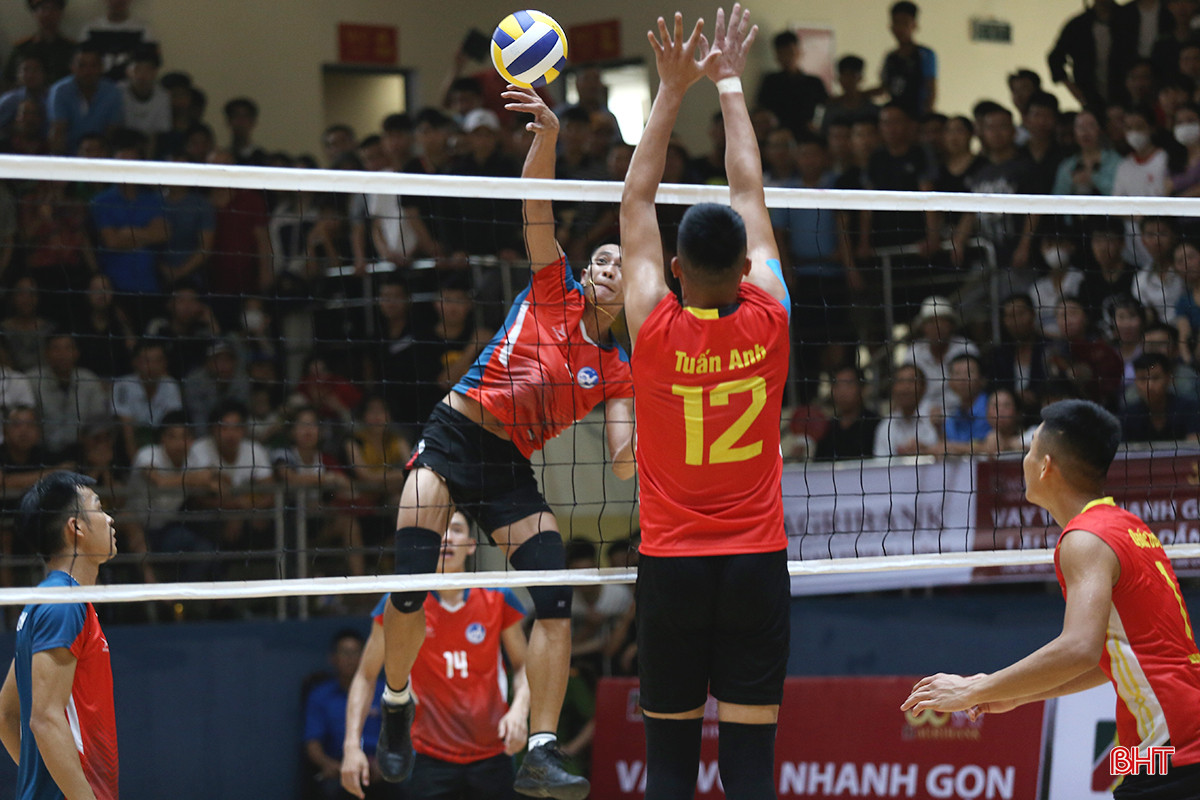 Với bản lĩnh và kinh nghiệm, huyện Kỳ Anh xuất sắc giành chiến thắng với tỷ số 2-1 (25-17, 23-25 và 15-11) để lọt vào chung kết gặp Agribank Hà Tĩnh.