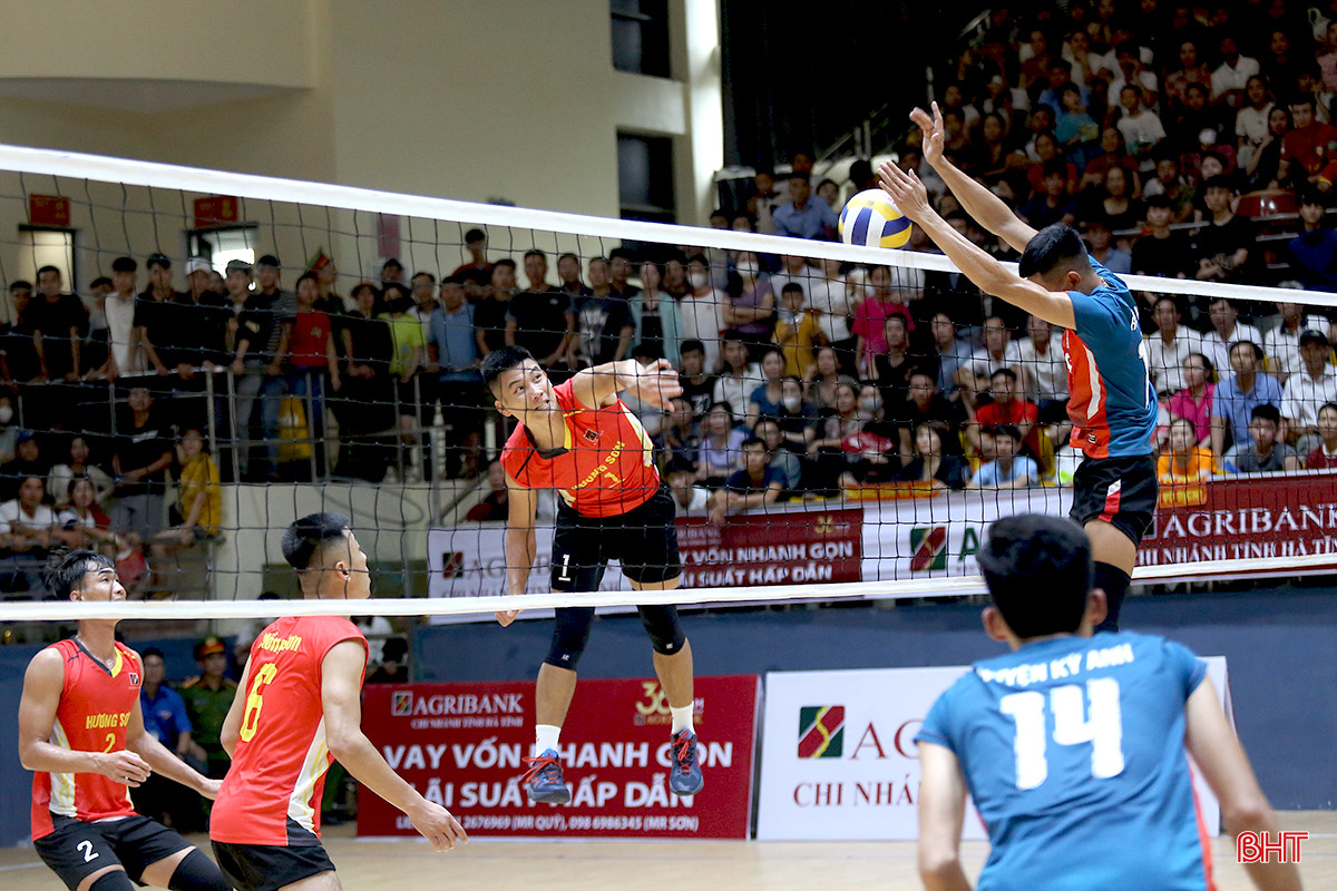 Trận bán kết 2 diễn ra giữa huyện Hương Sơn (áo đỏ) và huyện Kỳ Anh, trận đấu đã kéo dài tới set thi đấu thứ 3.