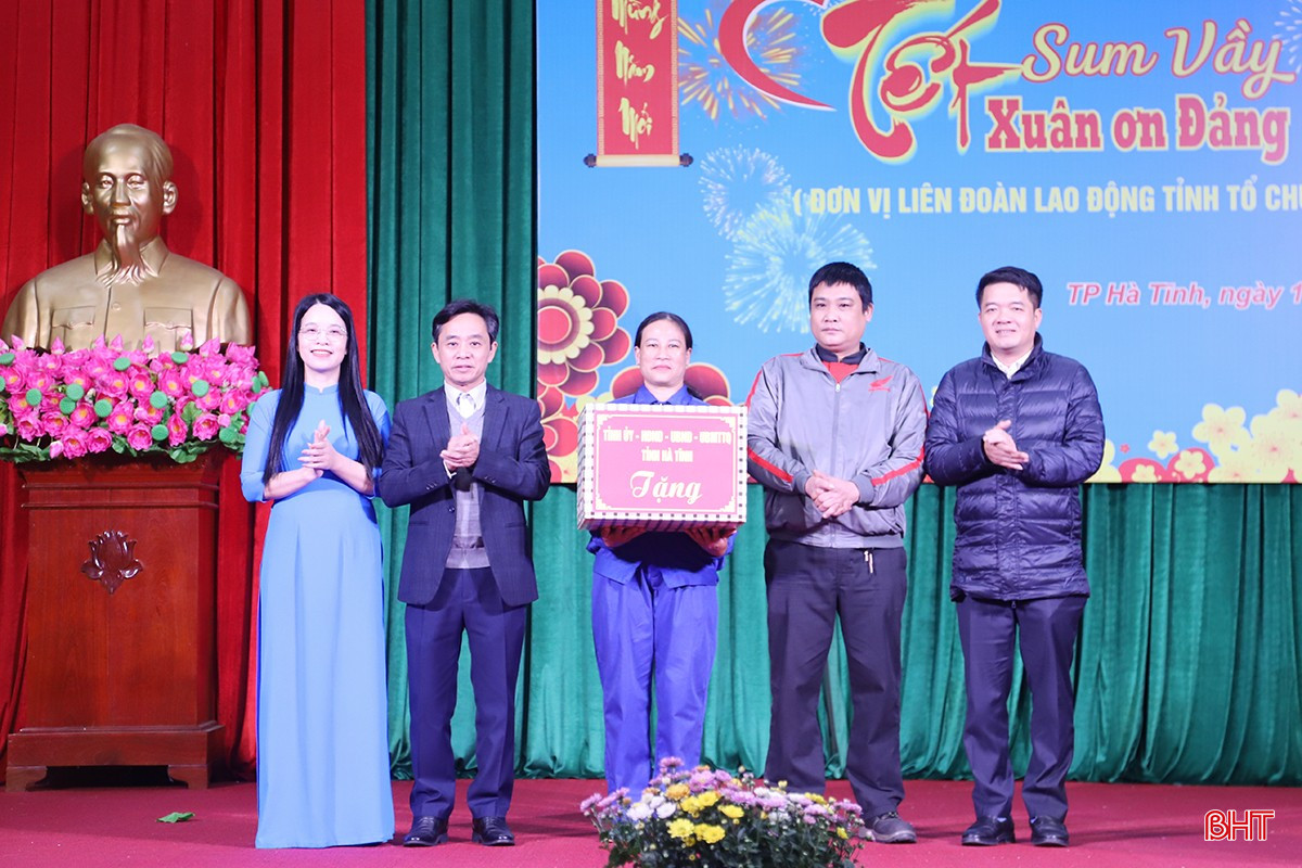 Phó Bí thư Thường trực Tỉnh ủy Trần Thế Dũng, Chủ tịch Ủy ban MTTQ tỉnh Trần Nhật Tân trao quà tết, gửi lời chúc mừng năm mới đến cán bộ, đoàn viên, người lao động TP Hà Tĩnh. bqbht_br_8.jpg