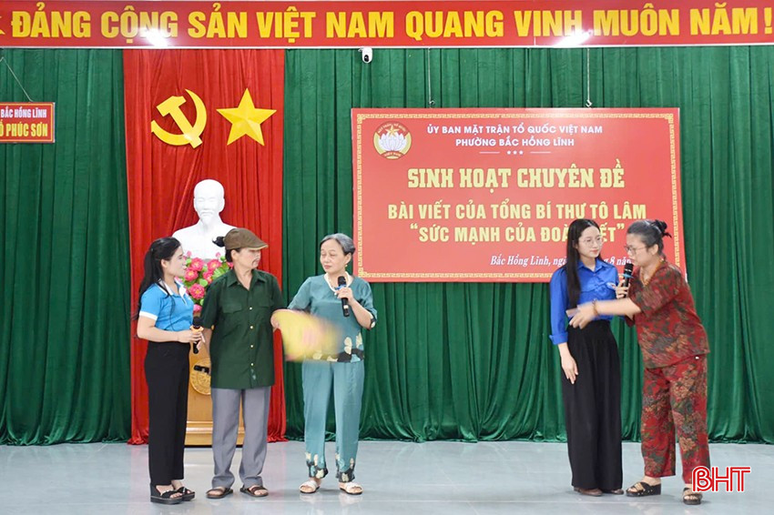 Buổi sinh hoạt chuyên đề tại phường Bắc Hồng Lĩnh được sân khấu hóa, giúp đưa tinh thần đại đoàn kết trong bài viết của Tổng Bí thư Tô Lâm đến gần hơn với cán bộ, đảng viên, nhân dân. bqbht_br_6.jpg