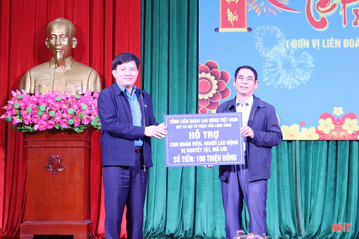 Phó Chủ tịch Tổng LĐLĐ Việt Nam Nguyễn Xuân Hùng trao biểu trưng hỗ trợ cho Hội Bảo trợ người khuyết tật và trẻ mồ côi Hà Tĩnh. bqbht_br_9.jpg