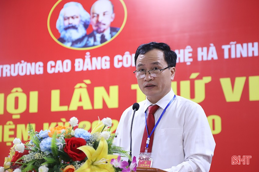 Thầy Nguyễn Đình Đại - Phó Bí thư Đảng ủy, Phó Hiệu trưởng Trường Cao đẳng Công nghệ Hà Tĩnh trình bày dự thảo báo cáo chính trị đại hội. Thầy Nguyễn Đình Đại - Phó Bí thư Đảng ủy, Phó Hiệu trưởng Trường Cao đẳng Công nghệ Hà Tĩnh trình bày dự thảo báo cáo chính trị đại hội.