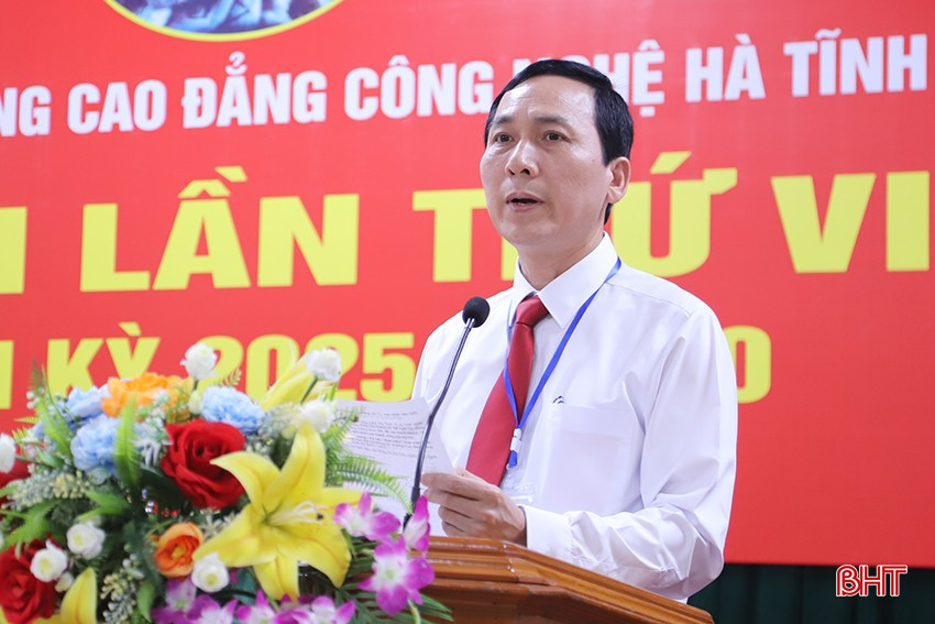 Thầy Nguyễn Trọng Tấn - Bí thư Đảng bộ, Hiệu trưởng Trường Cao đẳng Công nghệ Hà Tĩnh khai mạc đại hội. bqbht_br_2.jpg