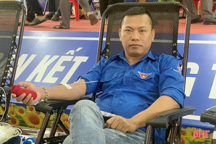 Với 20 lần hiến máu, anh Nguyễn Minh Hoàng được tôn vinh là cá nhân tiêu biểu trong phong trào hiến máu tình nguyện toàn tỉnh năm 2025. bqbht_br_5.jpg