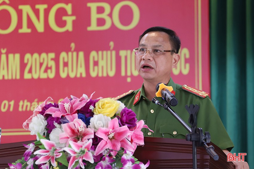 Đại tá Phan Đình Thành - Giám thị Trại giam Xuân Hà phát biểu tại buổi lễ. bqbht_br_4.jpg