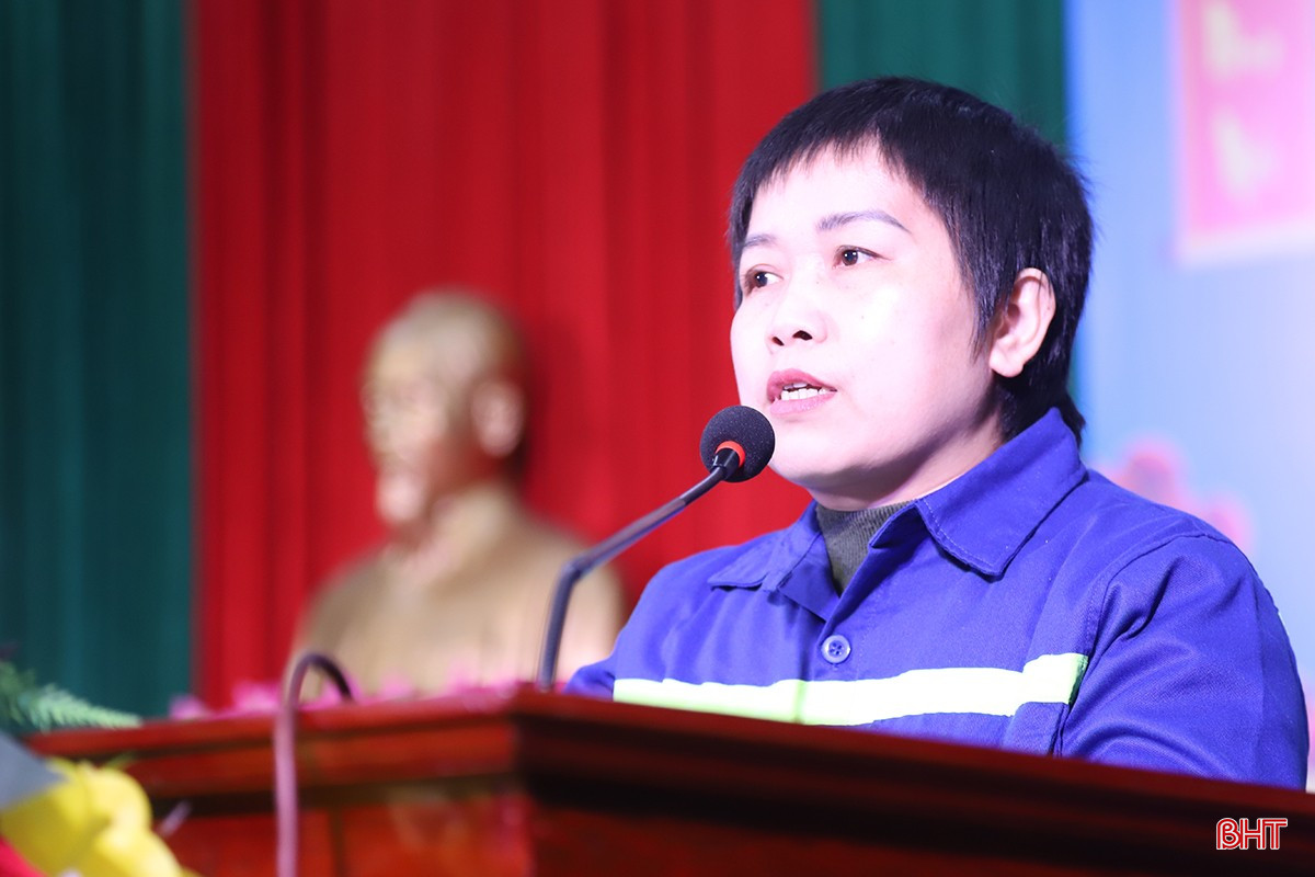 Chị Đặng Thị Nga - đoàn viên Công đoàn Công ty CP Môi trường và Công trình đô thị Hà Tĩnh thay mặt đoàn viên, người lao động toàn tỉnh phát biểu cảm tưởng tại chương trình. bqbht_br_12.jpg