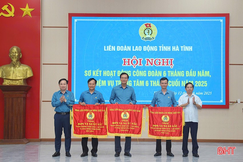 Các tập thể nhận cờ thi đua của Tổng Liên đoàn Lao động Việt Nam. bqbht_br_1.jpg