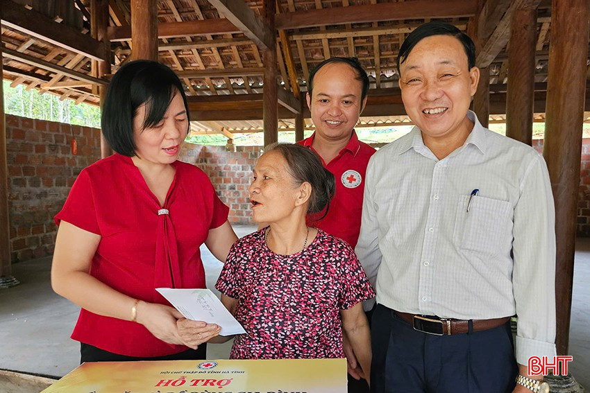 Hội Chữ thập đỏ tỉnh huy động hàng tỷ đồng hỗ trợ nhu yếu phẩm, đồ dùng sinh hoạt và mô hình sinh kế bền vững cho các hộ gia đình thuộc diện xóa nhà tạm. bqbht_br_7.jpg