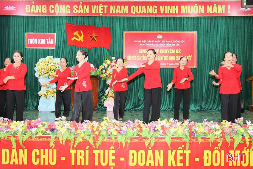 Buổi sinh hoạt chuyên đề của thôn Kim Tân mở đầu bằng những tiết mục văn nghệ "cây nhà lá vườn" sôi nổi, hấp dẫn. bqbht_br_1.jpg