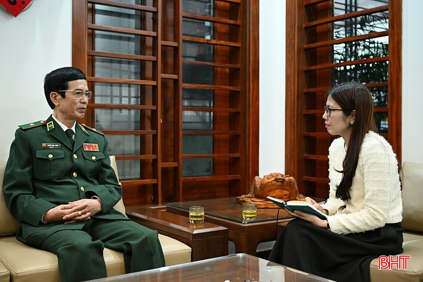 Durante mis años como periodista, tuve la oportunidad de conocer a muchos testigos históricos. En la foto: El autor conversa con el mayor general Nguyen Trong Thuong, ex subjefe del Estado Mayor de la Guardia Fronteriza de Vietnam. bqbht_br_1.jpg