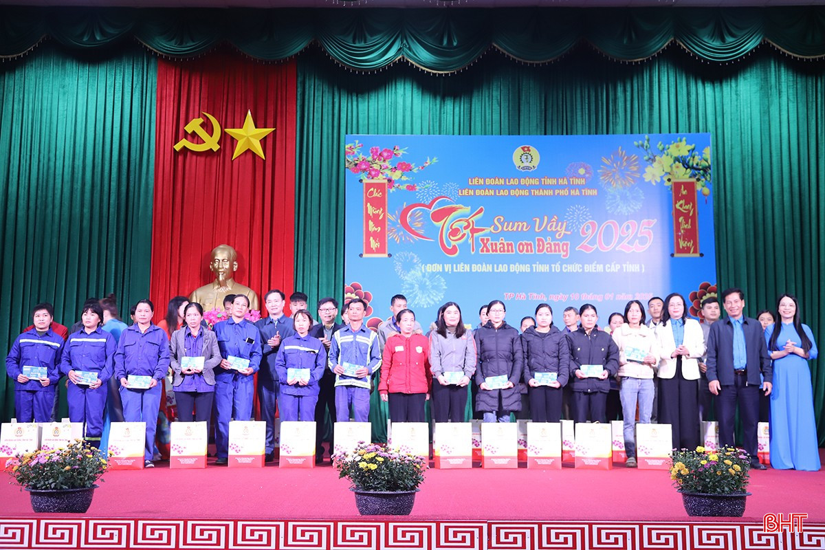 Lãnh đạo LĐLĐ tỉnh, LĐLĐ thành phố trao quà tết cho người lao động. bqbht_br_111.jpg