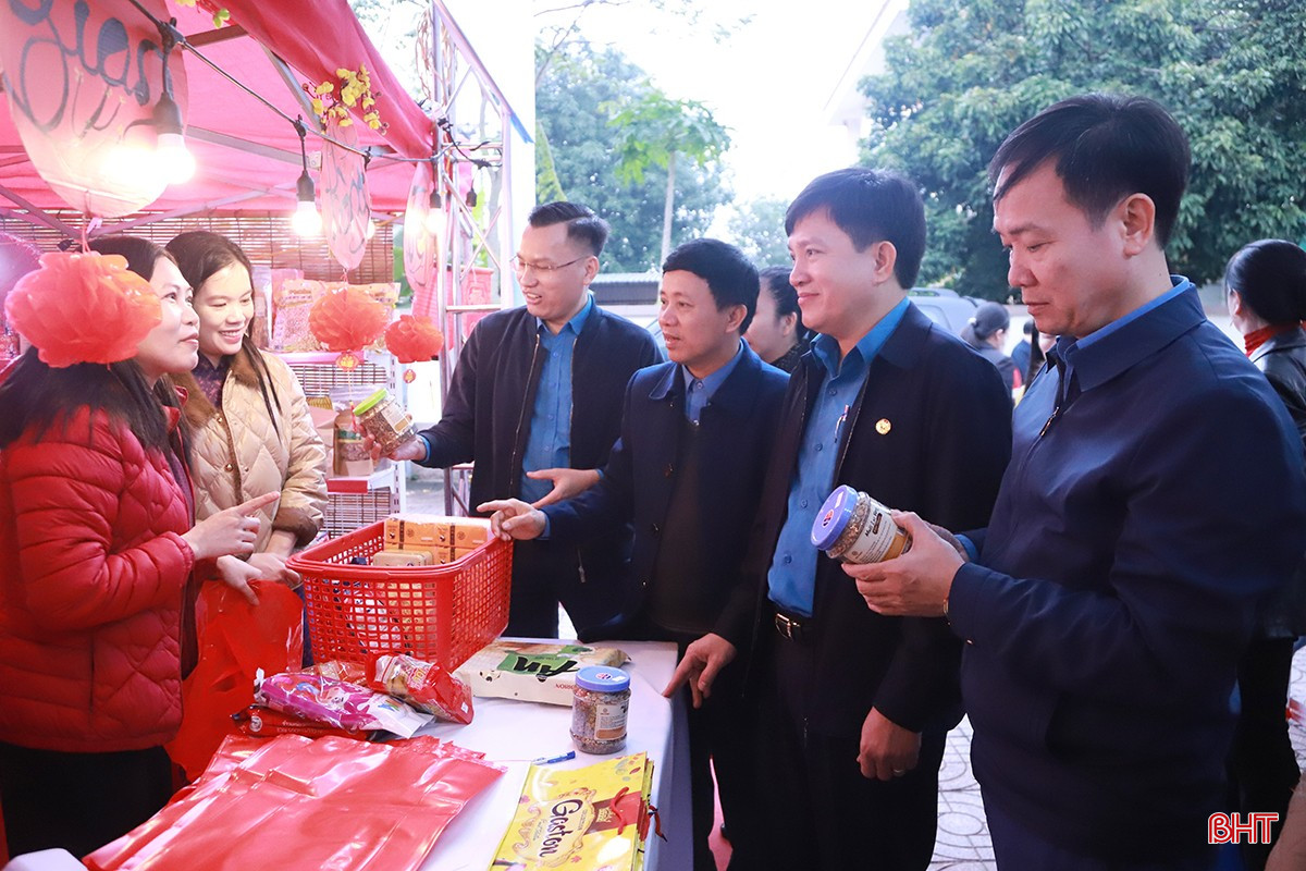 Đại biểu tham quan các gian hàng tại "Phiên chợ tết 0 đồng". bqbht_br_5.jpg