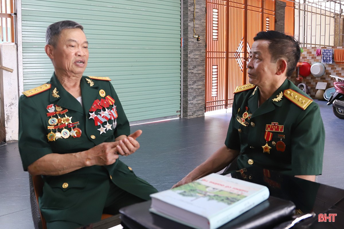 Ông Nguyễn Như Hoành (bên trái) và ông Nguyễn Thanh Tân cùng nhau ôn lại ký ức về những ngày tháng khốc liệt trên chiến trường. Ông Nguyễn Như Hoành (bên trái) và ông Nguyễn Thanh Tân cùng nhau ôn lại ký ức về những ngày tháng khốc liệt trên chiến trường.