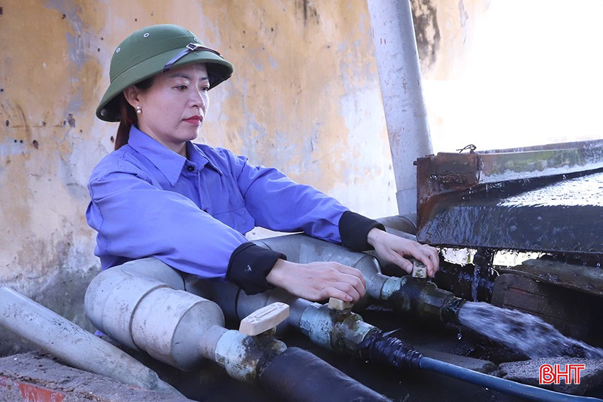 Chị Hồ Thị Thu Thanh cùng đồng nghiệp luôn nỗ lực thi đua lao động sản xuất để góp phần xây dựng doanh nghiệp vững mạnh. bqbht_br_1.jpg
