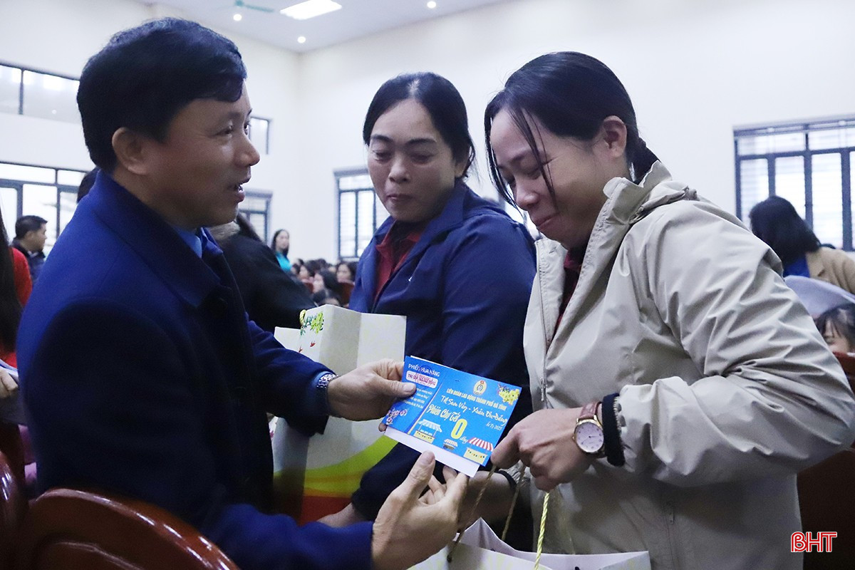 ... và Chủ tịch LĐLĐ tỉnh Nguyễn Văn Danh chung vui cùng người lao động. bqbht_br_15.jpg
