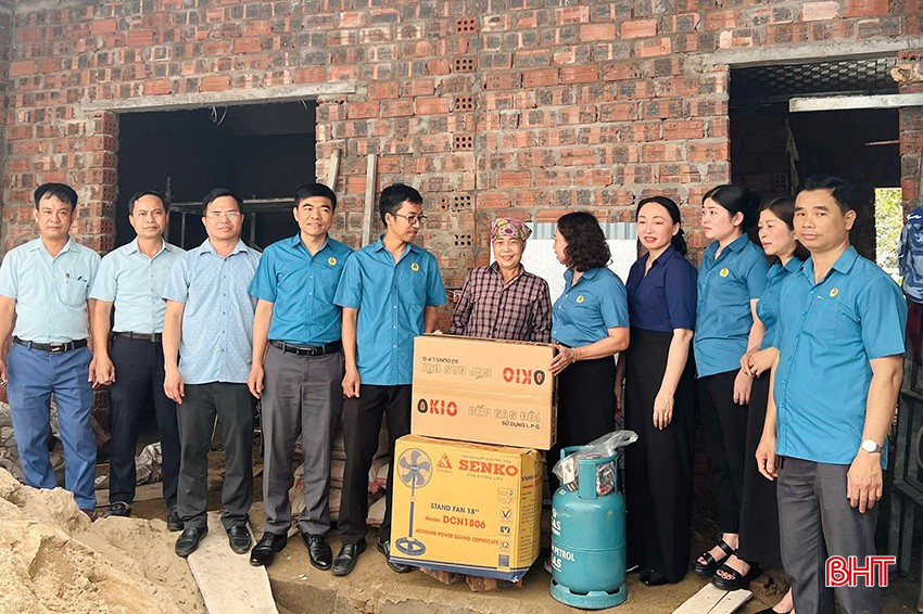 LĐLĐ thị xã Hồng Lĩnh hỗ trợ đoàn viên, người dân xoá nhà tạm. bqbht_br_7.jpg