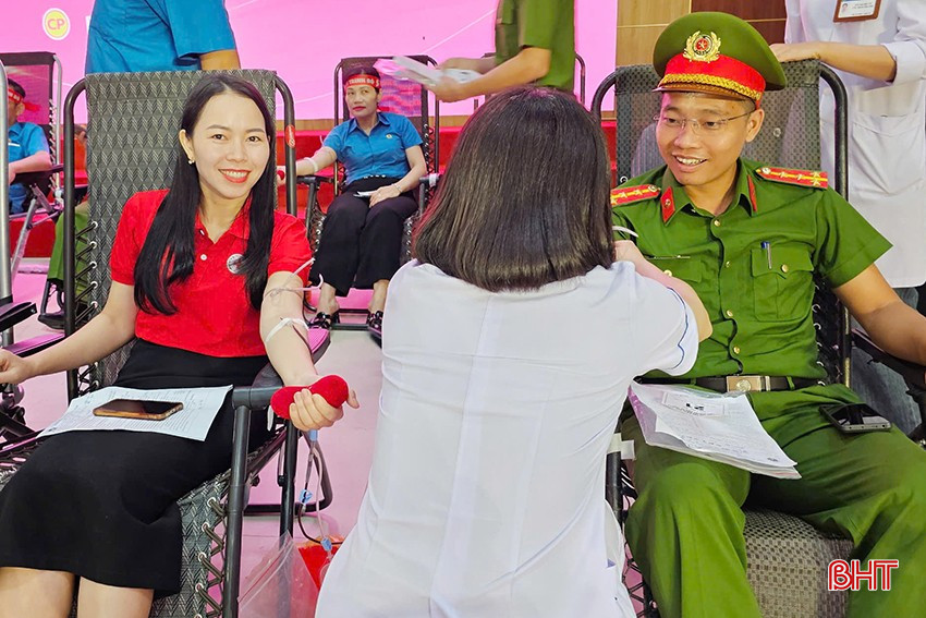 Vợ chồng anh Nghĩa, chị Cảnh đã có hơn 10 năm tham gia công tác hiến máu tình nguyện. bqbht_br_4.jpg