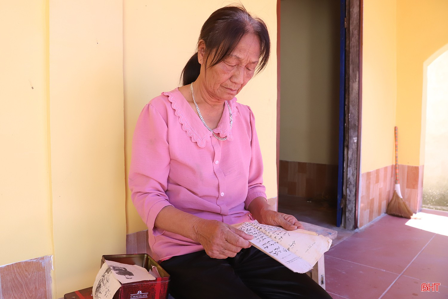 Bà Nguyễn Thị Mỹ (con gái của đồng chí Nguyễn Em Cầm) là con dâu của dòng họ Hoàng - một dòng họ cách mạng nổi danh ở xã Hồng Lộc. bqbht_br_1.jpg