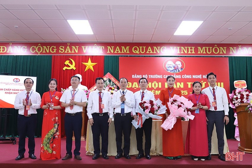 BCH Đảng bộ Trường Cao đẳng Công nghệ Hà Tĩnh nhiệm kỳ 2025 - 2030 ra mắt đại hội. bqbht_br_12.jpg