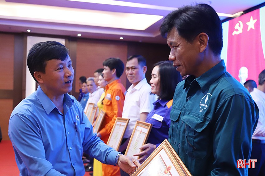Từ các phong trào thi đua yêu nước, nhiều công nhân, lao động đã được các cấp, ngành biểu dương, khen thưởng. bqbht_br_6.jpg