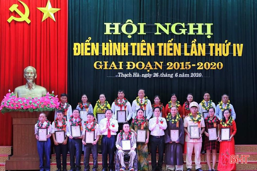 Chị Tuyên (người mặc váy sọc đỏ) là một trong những cá nhân điển hình của phong trào hiến máu huyện Thạch Hà giai đoạn 2015 - 2020. bqbht_br_5.jpg