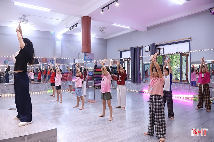ថ្នាក់រាំរបស់លោកគ្រូ អ្នកគ្រូ និងសិស្សានុសិស្សនៅមជ្ឈមណ្ឌលសកម្មភាពយុវជន Ha Tinh។ bqbht_br_4.jpg