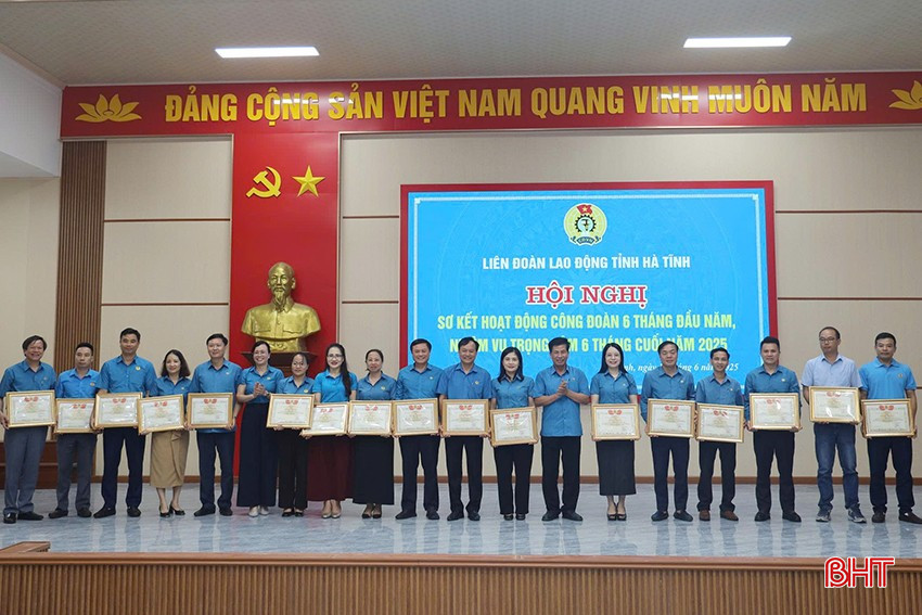 Trao bằng khen cho các tập thể có thành tích trong thực hiện Nghị quyết 02/NQ-LĐLĐ... bqbht_br_3.jpg
