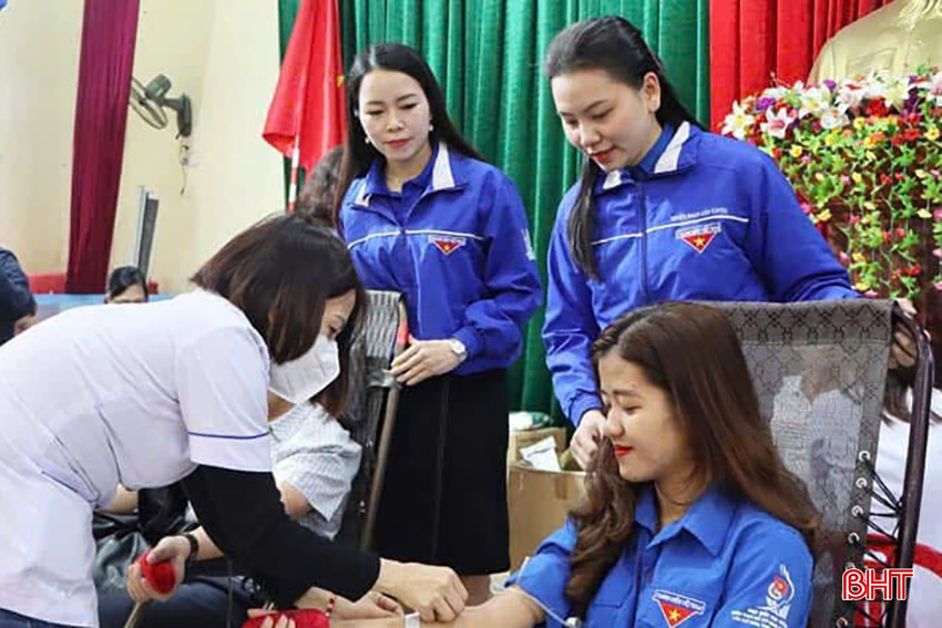 Không chỉ trực tiếp tham gia, hai anh chị còn tích cực vận động người thân, bạn bè và đoàn viên hiến máu tình nguyện. bqbht_br_6.jpg