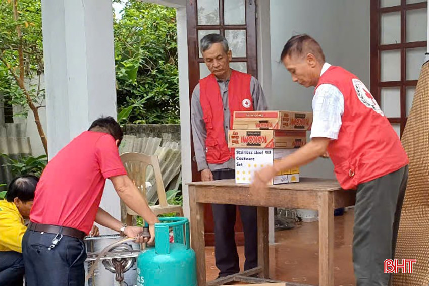 Hội viên các cấp hội chữ thập đỏ tăng cường hỗ trợ các gia đình ổn định cuộc sống sau khi có nhà mới. bqbht_br_9.jpg